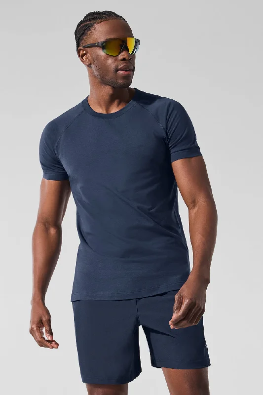 Men's Tailored Fit Checkered Casual Shirts in Multicolor for a Smart - Casual EnsembleAlo Vapor Crewneck Short Sleeve - Navy
