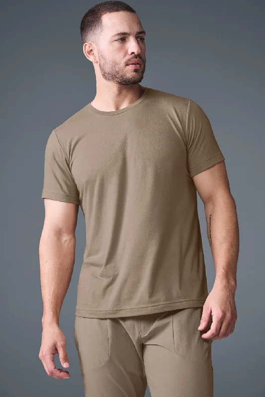 Men's Stretch - Fabric Casual Shirts in Navy Blue for a Comfortable and Flexible FitTriumph Tee - Gravel