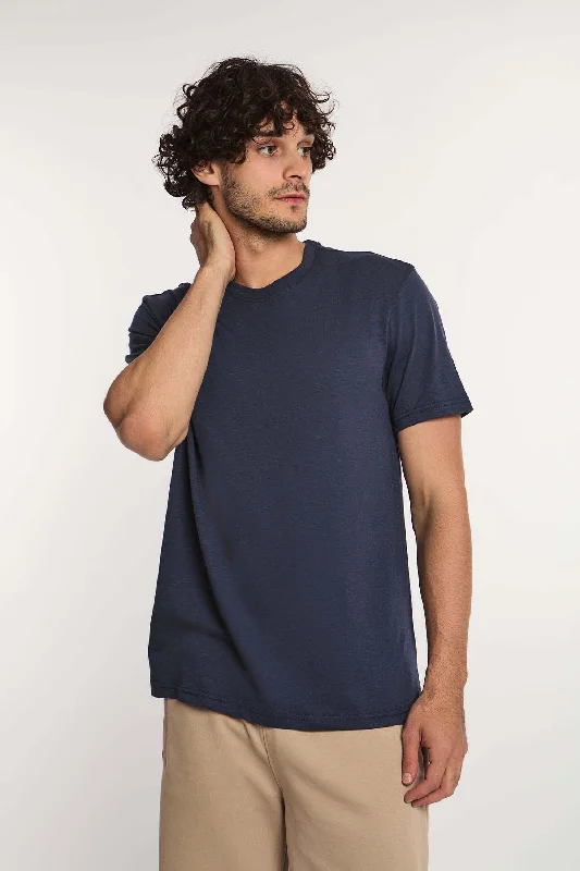 Men's antimicrobial t - shirts for odor - free freshness during travelT-Shirt