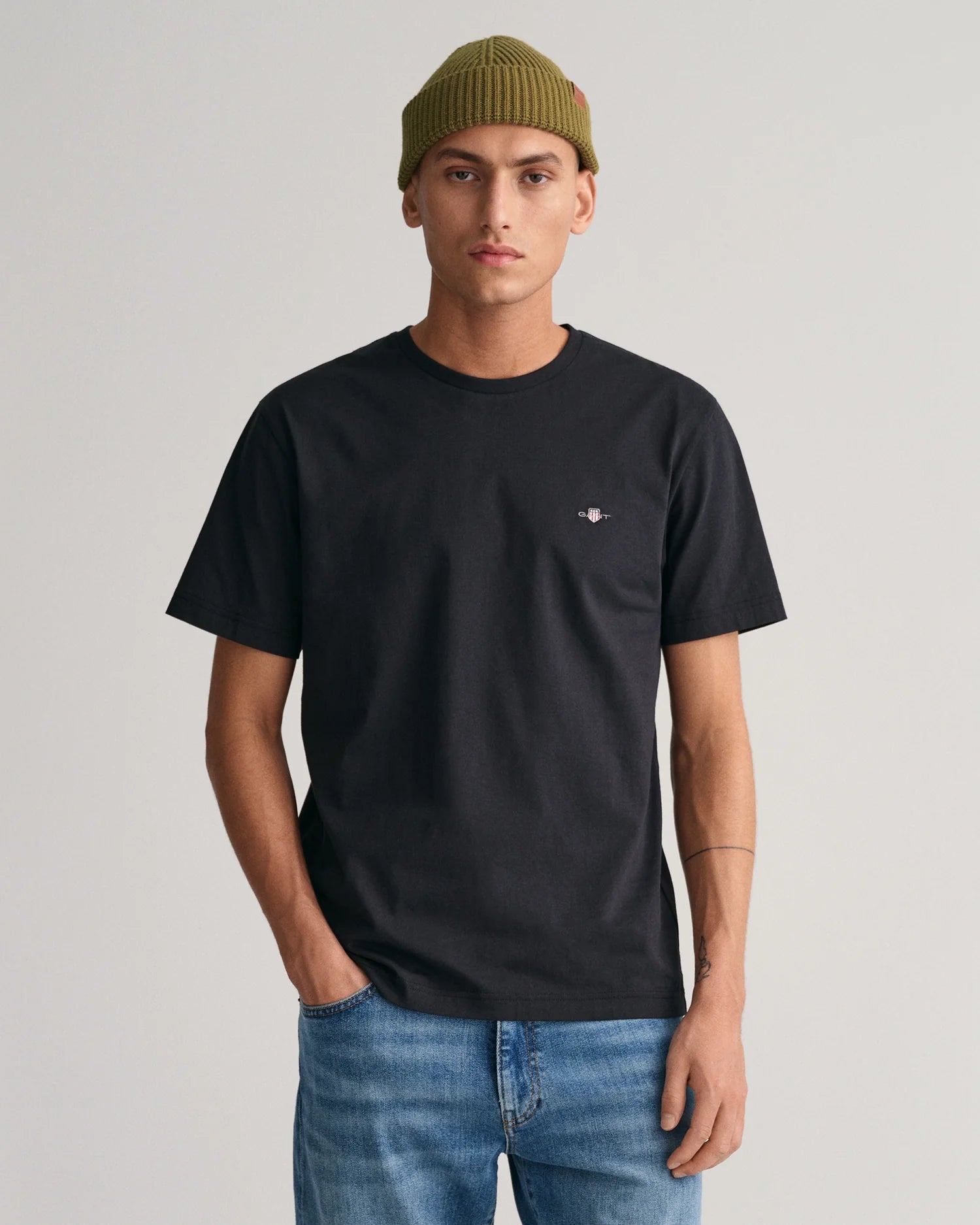 Men's organic cotton crew - neck t - shirts for everyday comfortGANT - Shield T-Shirt - Black