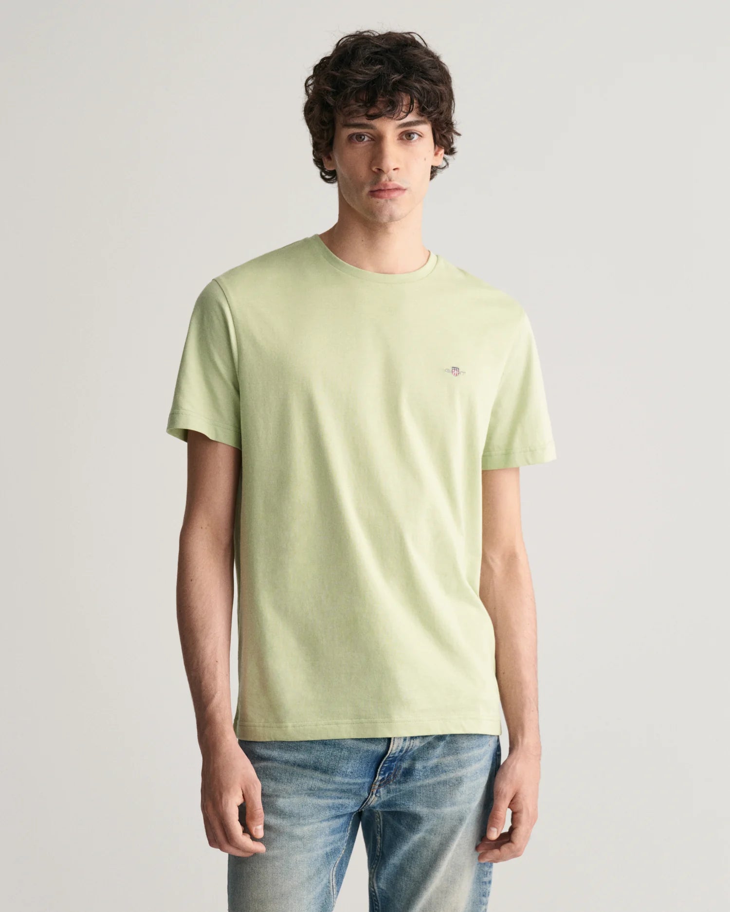Men's antimicrobial t - shirts for odor - free freshness during travelGANT -  Shield T-Shirt - Milky Matcha