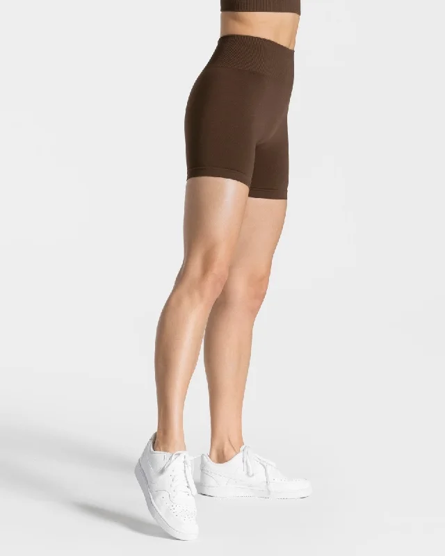 Men's distressed cotton shorts for a bohemian - inspired style   Timeless Scrunch Short "Dunkelbraun"