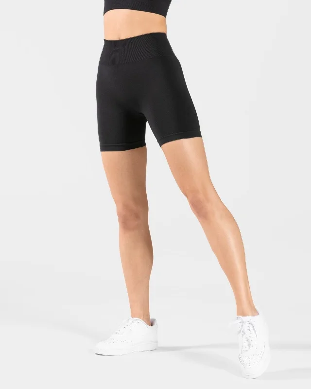 Men's distressed cotton shorts for a bohemian - inspired style   Timeless Scrunch Short "Schwarz"